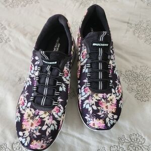 Skechers Bungee Women's Black Floral Sneakers.